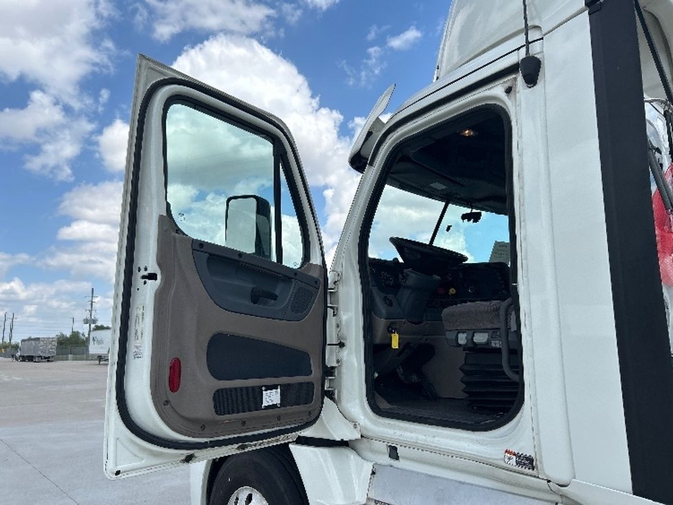 Day Cab Tractor-Heavy Duty Tractors-Freightliner-2018-Cascadia 12564ST-Katy-TX-690,080\n\t\tmiles-$ 24,000 - Image 9