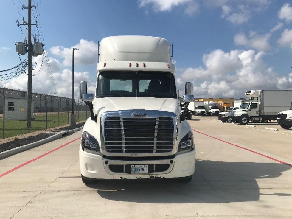 2018 Freightliner Cascadia 125" Sleeper Cab photo 2
