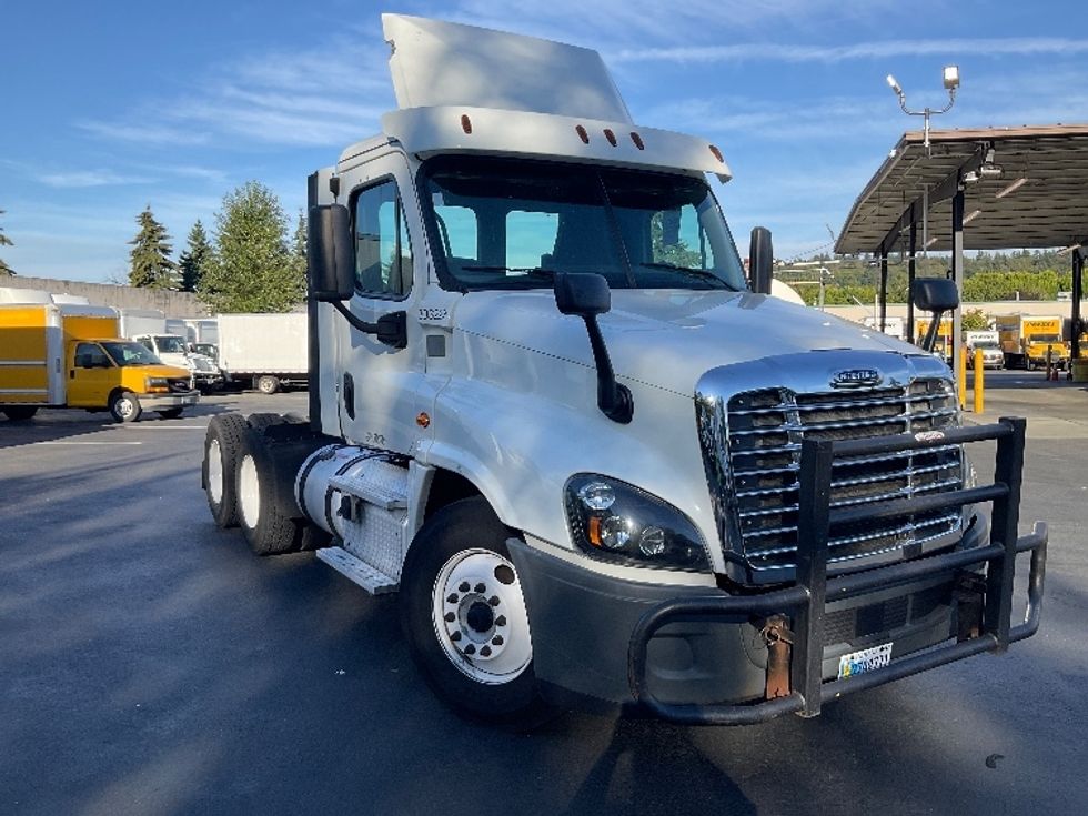Day Cab Tractor-Heavy Duty Tractors-Freightliner-2018-Cascadia 12564ST-Kent-WA-301,895\n\t\tmiles-$ 43,750 - Image 1