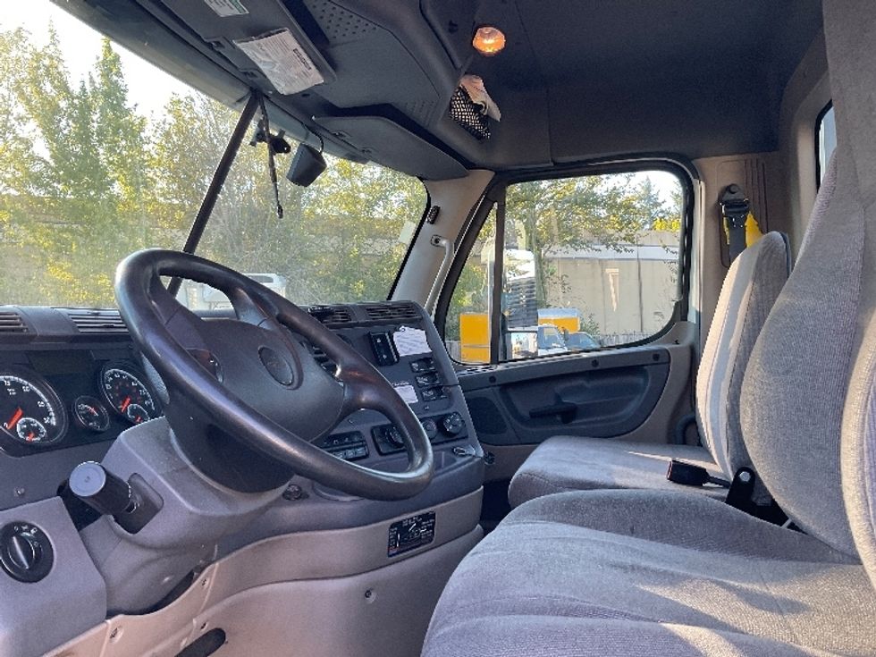 Day Cab Tractor-Heavy Duty Tractors-Freightliner-2018-Cascadia 12564ST-Kent-WA-301,895\n\t\tmiles-$ 43,750 - Image 10