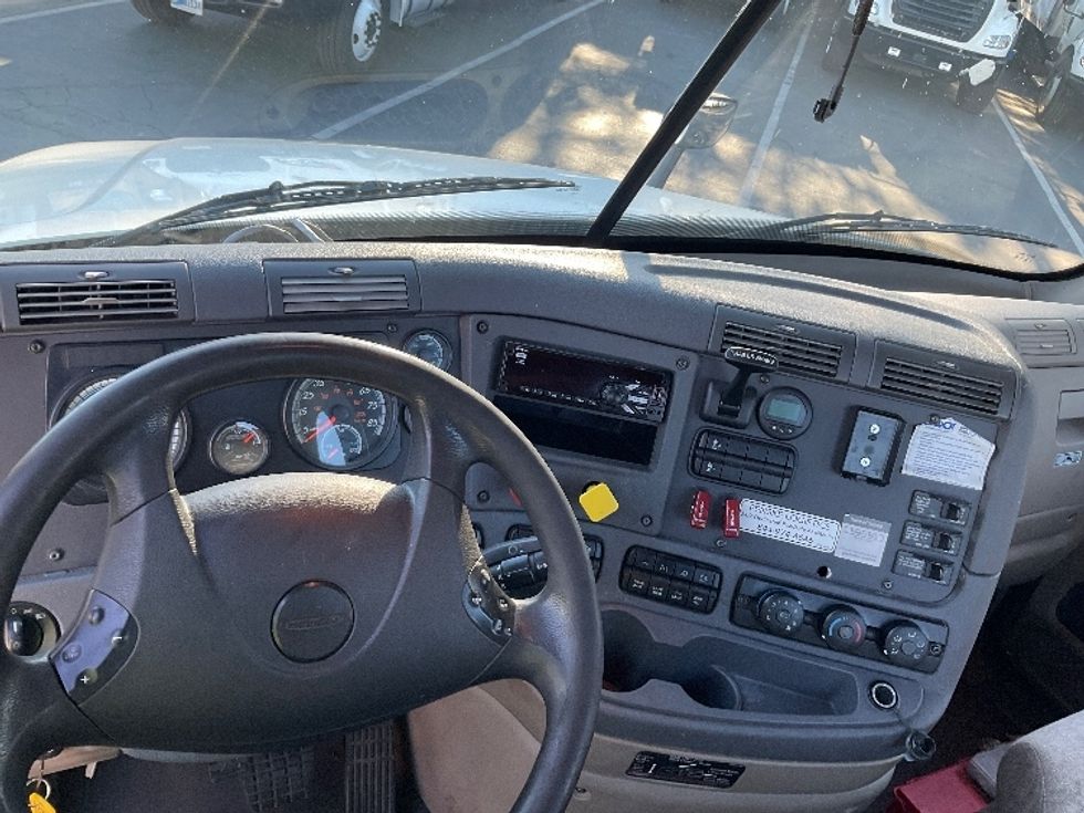 Day Cab Tractor-Heavy Duty Tractors-Freightliner-2018-Cascadia 12564ST-Kent-WA-301,895\n\t\tmiles-$ 43,750 - Image 11