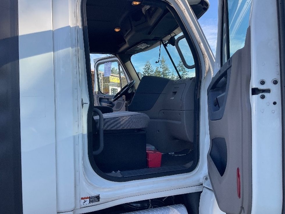 Day Cab Tractor-Heavy Duty Tractors-Freightliner-2018-Cascadia 12564ST-Kent-WA-301,895\n\t\tmiles-$ 43,750 - Image 12