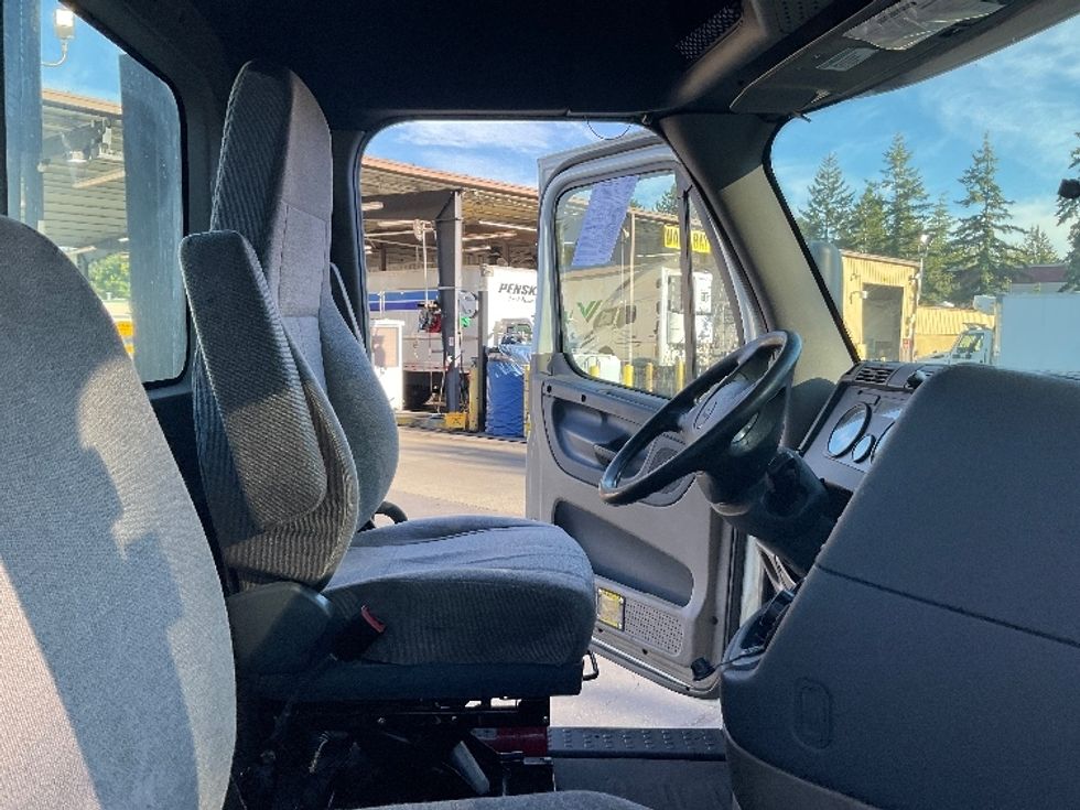 Day Cab Tractor-Heavy Duty Tractors-Freightliner-2018-Cascadia 12564ST-Kent-WA-301,895\n\t\tmiles-$ 43,750 - Image 14