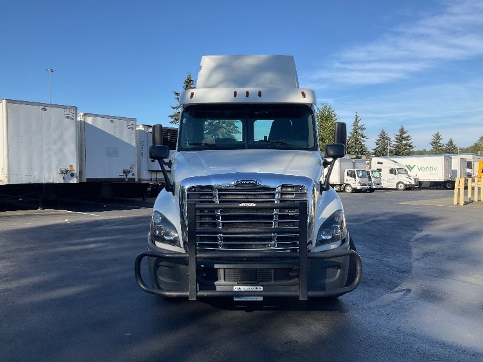 Day Cab Tractor-Heavy Duty Tractors-Freightliner-2018-Cascadia 12564ST-Kent-WA-301,895\n\t\tmiles-$ 43,750 - Image 2