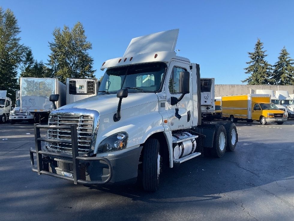 Day Cab Tractor-Heavy Duty Tractors-Freightliner-2018-Cascadia 12564ST-Kent-WA-301,895\n\t\tmiles-$ 43,750 - Image 3