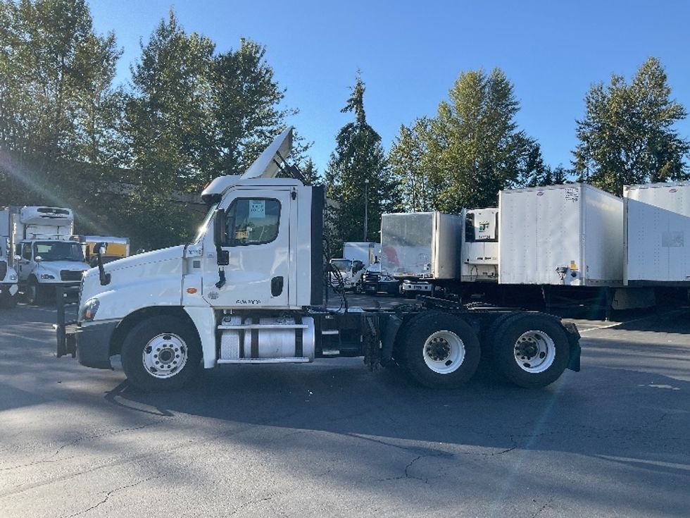 Day Cab Tractor-Heavy Duty Tractors-Freightliner-2018-Cascadia 12564ST-Kent-WA-301,895\n\t\tmiles-$ 43,750 - Image 4