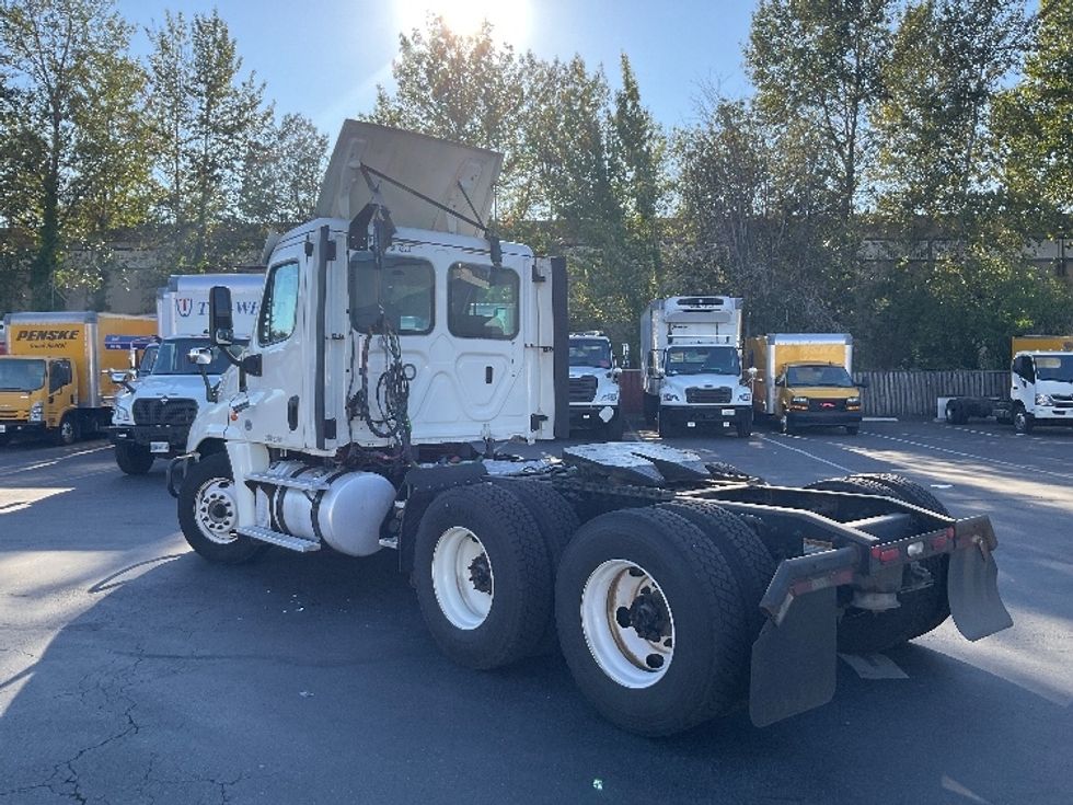 Day Cab Tractor-Heavy Duty Tractors-Freightliner-2018-Cascadia 12564ST-Kent-WA-301,895\n\t\tmiles-$ 43,750 - Image 5