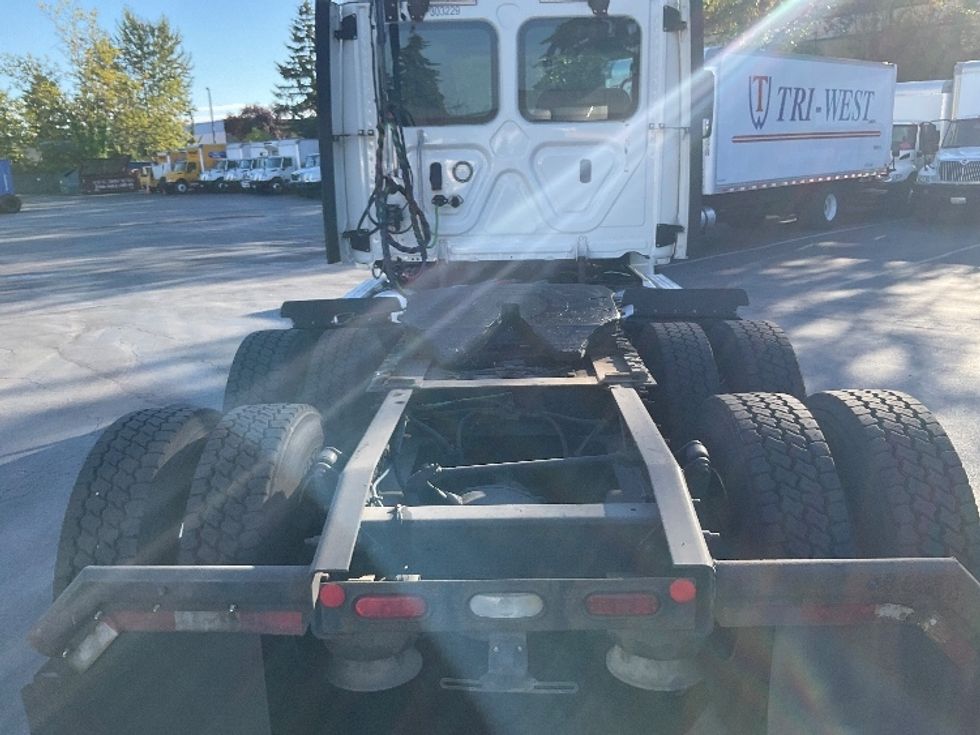 Day Cab Tractor-Heavy Duty Tractors-Freightliner-2018-Cascadia 12564ST-Kent-WA-301,895\n\t\tmiles-$ 43,750 - Image 6