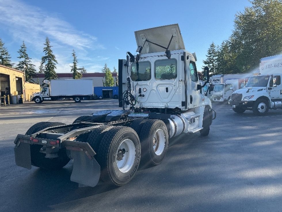 Day Cab Tractor-Heavy Duty Tractors-Freightliner-2018-Cascadia 12564ST-Kent-WA-301,895\n\t\tmiles-$ 43,750 - Image 7