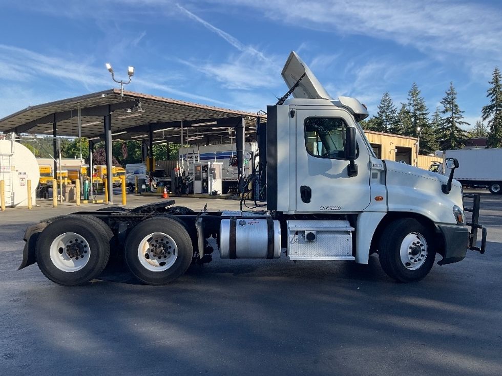Day Cab Tractor-Heavy Duty Tractors-Freightliner-2018-Cascadia 12564ST-Kent-WA-301,895\n\t\tmiles-$ 43,750 - Image 8