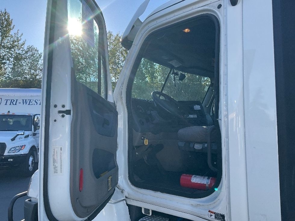 Day Cab Tractor-Heavy Duty Tractors-Freightliner-2018-Cascadia 12564ST-Kent-WA-301,895\n\t\tmiles-$ 43,750 - Image 9