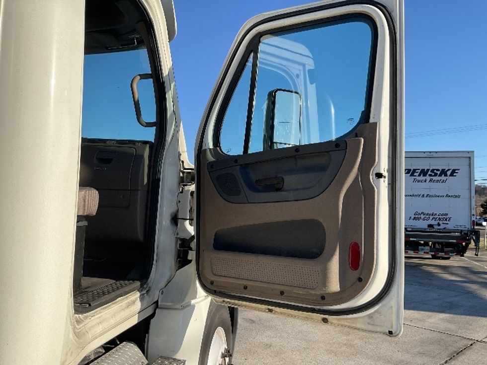 Day Cab Tractor-Heavy Duty Tractors-Freightliner-2018-Cascadia 12564ST-Knoxville-TN-457,981\n\t\tmiles-$ 37,000 - Image 11