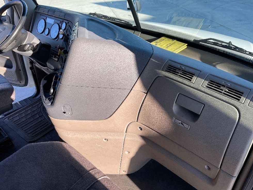 Day Cab Tractor-Heavy Duty Tractors-Freightliner-2018-Cascadia 12564ST-Knoxville-TN-457,981\n\t\tmiles-$ 37,000 - Image 12