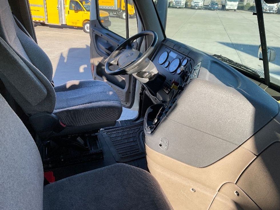 Day Cab Tractor-Heavy Duty Tractors-Freightliner-2018-Cascadia 12564ST-Knoxville-TN-457,981\n\t\tmiles-$ 37,000 - Image 13