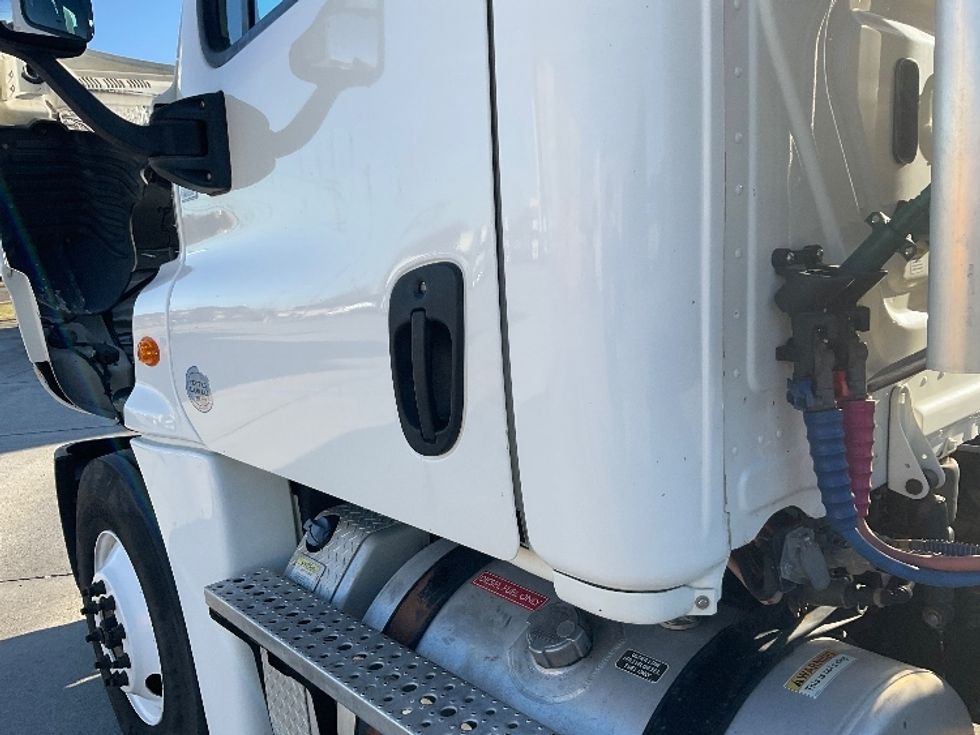 Day Cab Tractor-Heavy Duty Tractors-Freightliner-2018-Cascadia 12564ST-Knoxville-TN-457,981\n\t\tmiles-$ 37,000 - Image 19