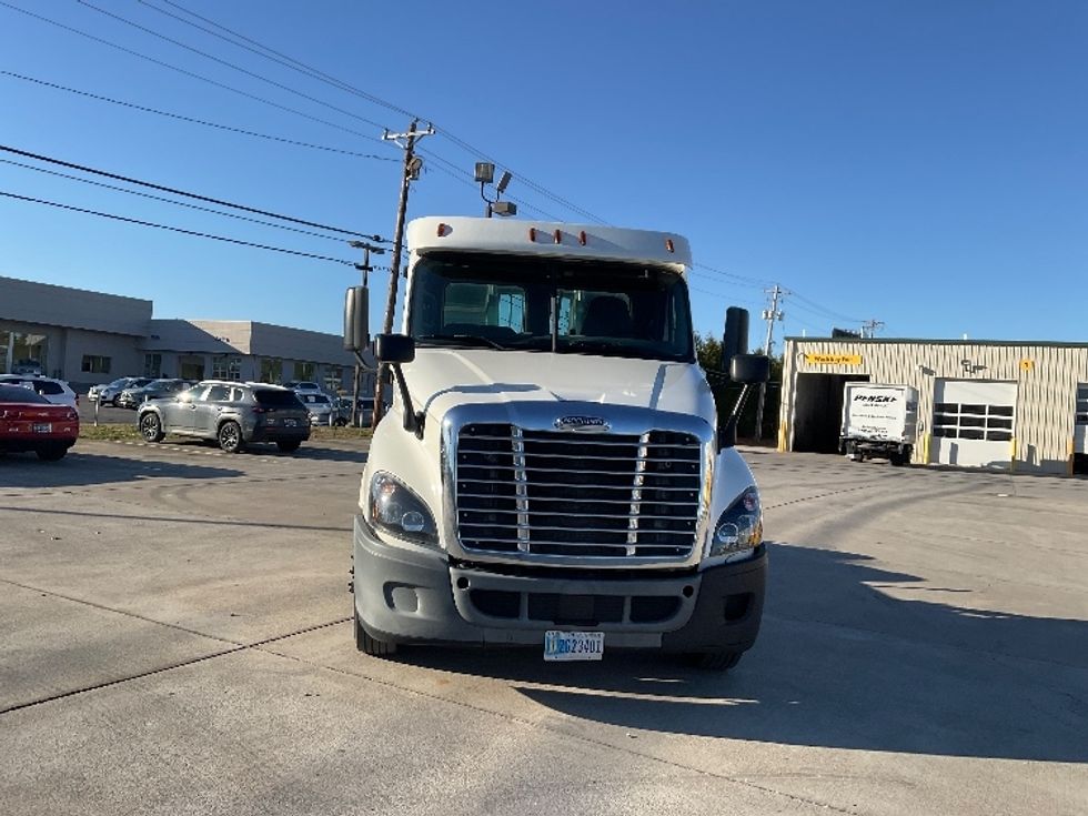 Day Cab Tractor-Heavy Duty Tractors-Freightliner-2018-Cascadia 12564ST-Knoxville-TN-457,981\n\t\tmiles-$ 37,000 - Image 2