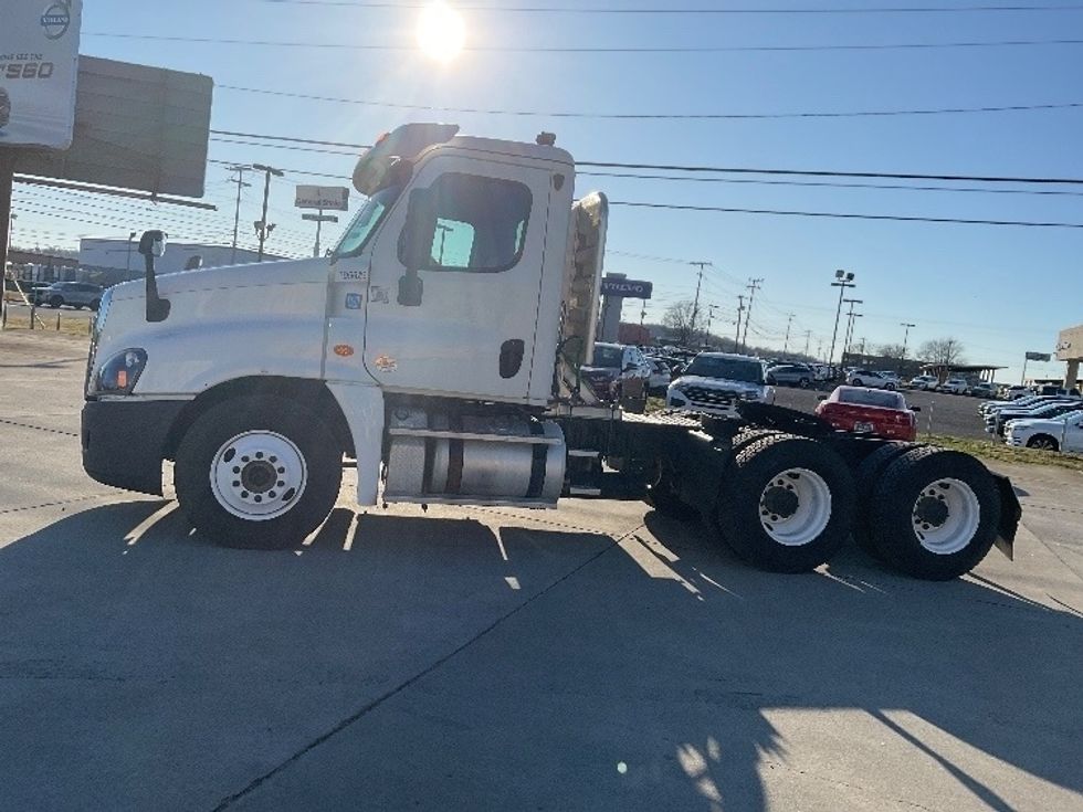 Day Cab Tractor-Heavy Duty Tractors-Freightliner-2018-Cascadia 12564ST-Knoxville-TN-457,981\n\t\tmiles-$ 37,000 - Image 4