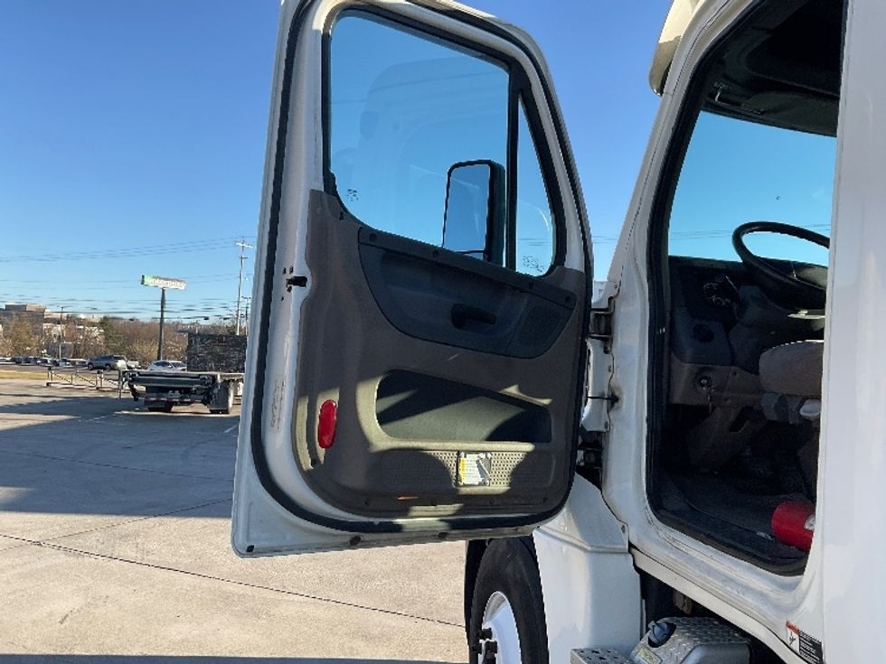 Day Cab Tractor-Heavy Duty Tractors-Freightliner-2018-Cascadia 12564ST-Knoxville-TN-457,981\n\t\tmiles-$ 37,000 - Image 8