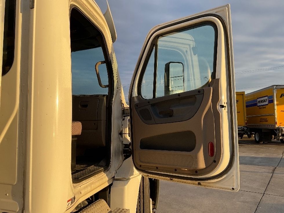 Day Cab Tractor-Heavy Duty Tractors-Freightliner-2018-Cascadia 12564ST-Knoxville-TN-485,765\n\t\tmiles-$ 34,750 - Image 12