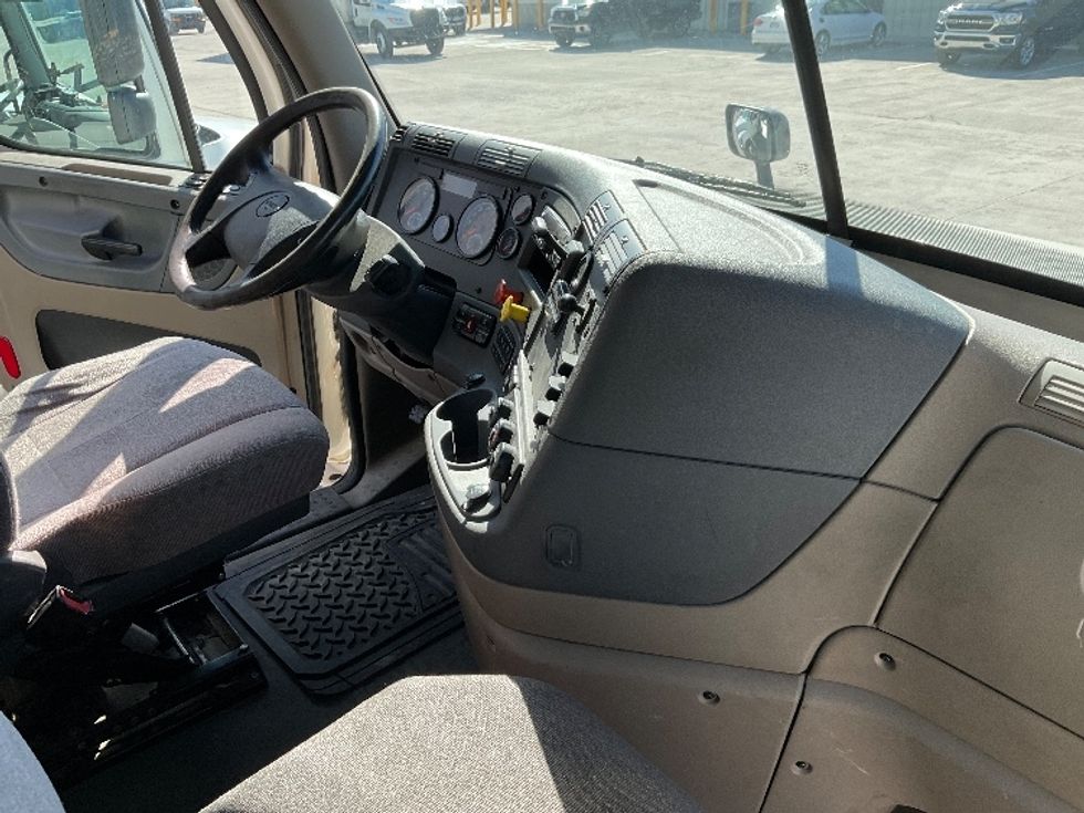 Day Cab Tractor-Heavy Duty Tractors-Freightliner-2018-Cascadia 12564ST-Knoxville-TN-485,765\n\t\tmiles-$ 34,750 - Image 14
