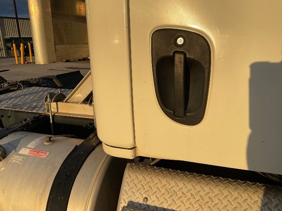 Day Cab Tractor-Heavy Duty Tractors-Freightliner-2018-Cascadia 12564ST-Knoxville-TN-485,765\n\t\tmiles-$ 34,750 - Image 19