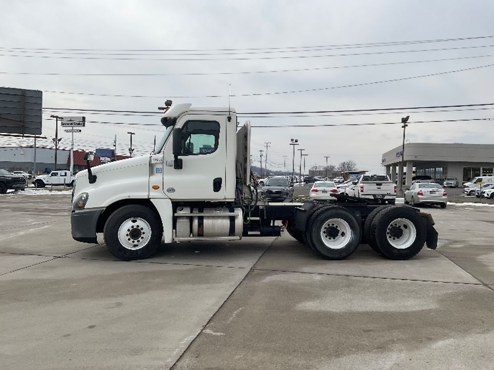 Day Cab Tractor-Heavy Duty Tractors-Freightliner-2018-Cascadia 12564ST-Knoxville-TN-485,765\n\t\tmiles-$ 34,750 - Image 4