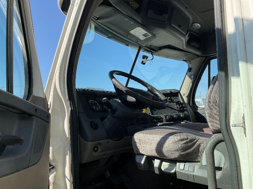 Day Cab Tractor-Heavy Duty Tractors-Freightliner-2018-Cascadia 12564ST-Knoxville-TN-485,765\n\t\tmiles-$ 34,750 - Image 9