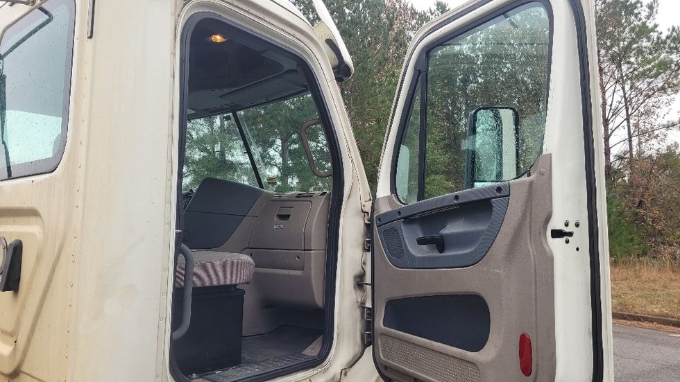 Day Cab Tractor-Heavy Duty Tractors-Freightliner-2018-Cascadia 12564ST-Lagrange-GA-504,549\n\t\tmiles-$ 37,250 - Image 12