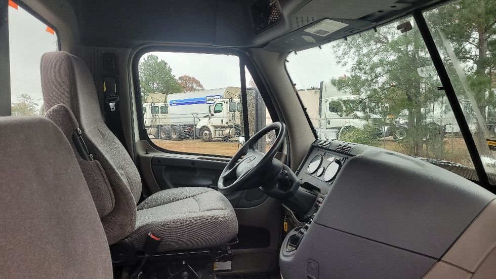 Day Cab Tractor-Heavy Duty Tractors-Freightliner-2018-Cascadia 12564ST-Lagrange-GA-504,549\n\t\tmiles-$ 37,250 - Image 14