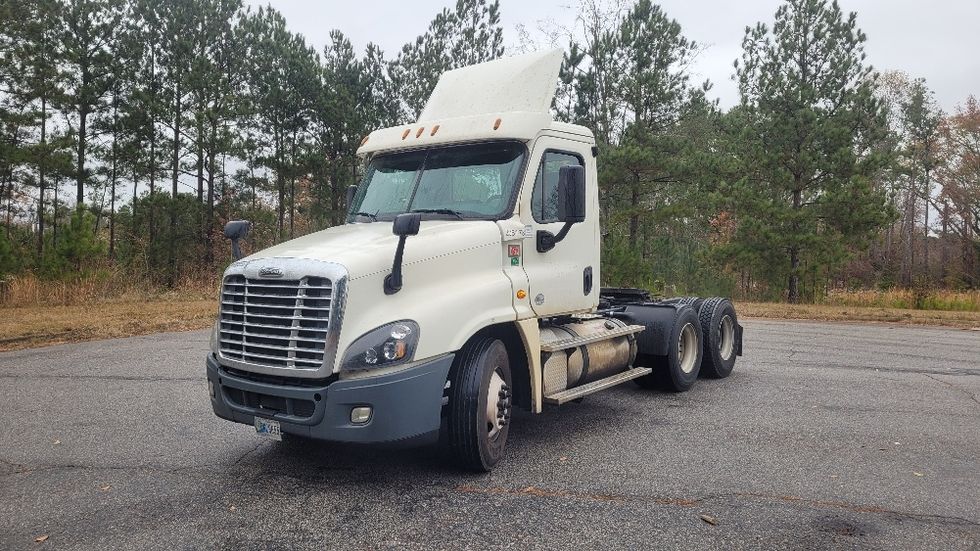 Day Cab Tractor-Heavy Duty Tractors-Freightliner-2018-Cascadia 12564ST-Lagrange-GA-504,549\n\t\tmiles-$ 37,250 - Image 3