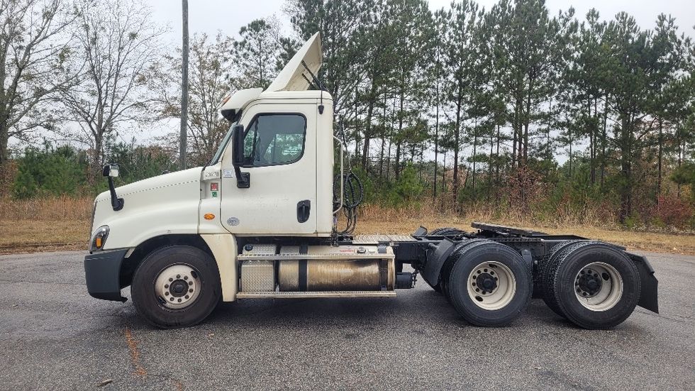 Day Cab Tractor-Heavy Duty Tractors-Freightliner-2018-Cascadia 12564ST-Lagrange-GA-504,549\n\t\tmiles-$ 37,250 - Image 4