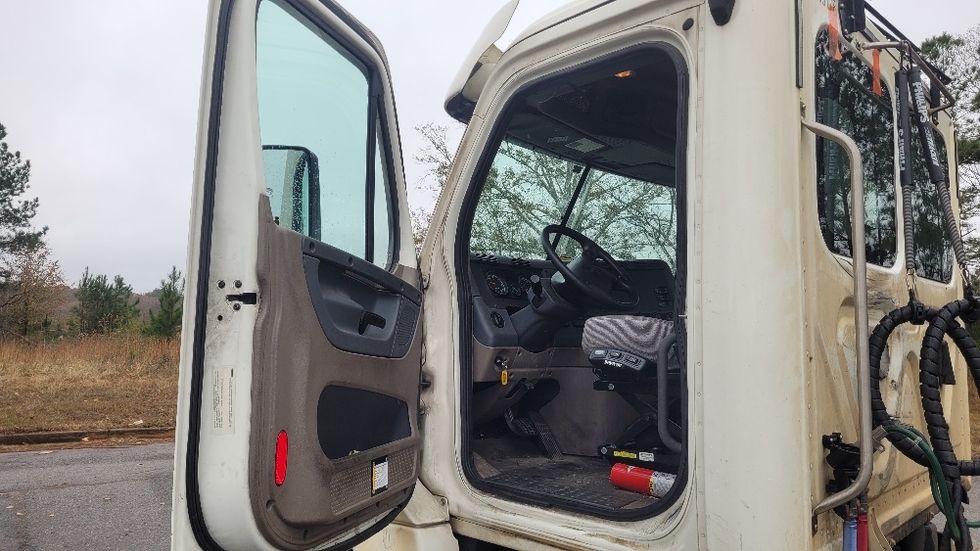 Day Cab Tractor-Heavy Duty Tractors-Freightliner-2018-Cascadia 12564ST-Lagrange-GA-504,549\n\t\tmiles-$ 37,250 - Image 9