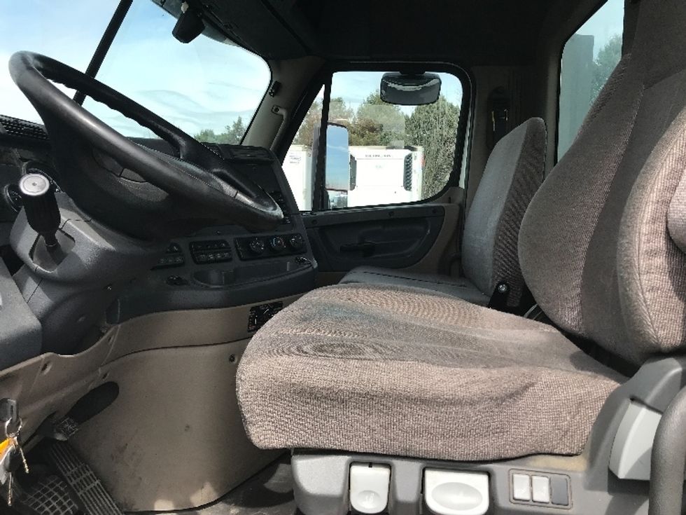 Day Cab Tractor-Heavy Duty Tractors-Freightliner-2018-Cascadia 12564ST-Lancaster-PA-505,234\n\t\tmiles-$ 34,250 - Image 11