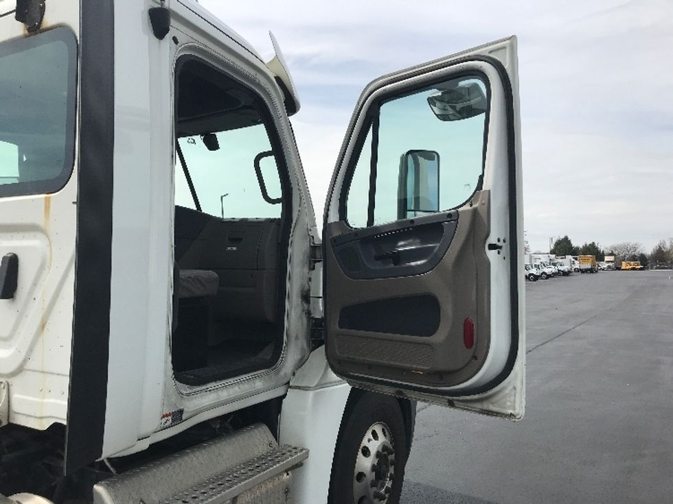 Day Cab Tractor-Heavy Duty Tractors-Freightliner-2018-Cascadia 12564ST-Lancaster-PA-505,234\n\t\tmiles-$ 34,250 - Image 12