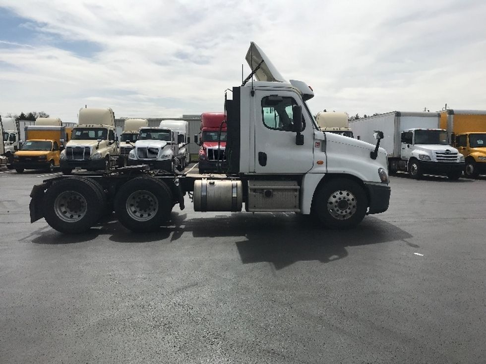 Day Cab Tractor-Heavy Duty Tractors-Freightliner-2018-Cascadia 12564ST-Lancaster-PA-505,234\n\t\tmiles-$ 34,250 - Image 8
