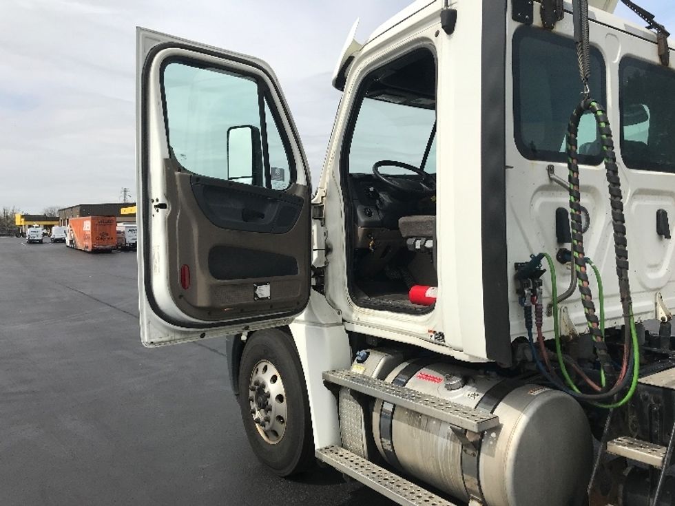 Day Cab Tractor-Heavy Duty Tractors-Freightliner-2018-Cascadia 12564ST-Lancaster-PA-505,234\n\t\tmiles-$ 34,250 - Image 9