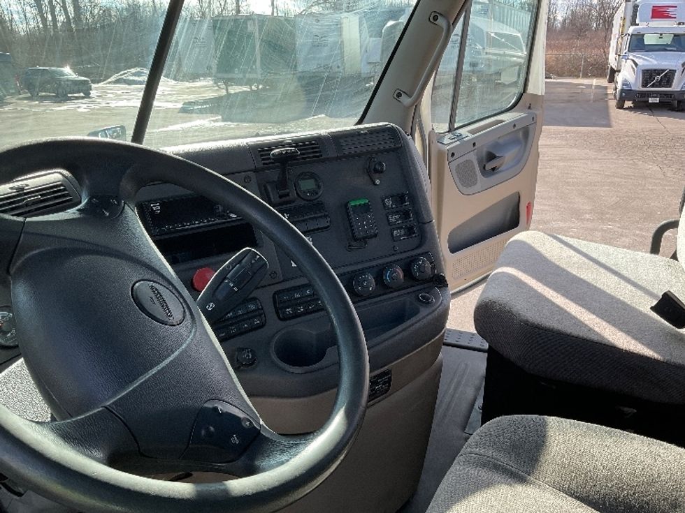 Day Cab Tractor-Heavy Duty Tractors-Freightliner-2018-Cascadia 12564ST-Lansing-MI-195,104\n\t\tmiles-$ 44,250 - Image 10