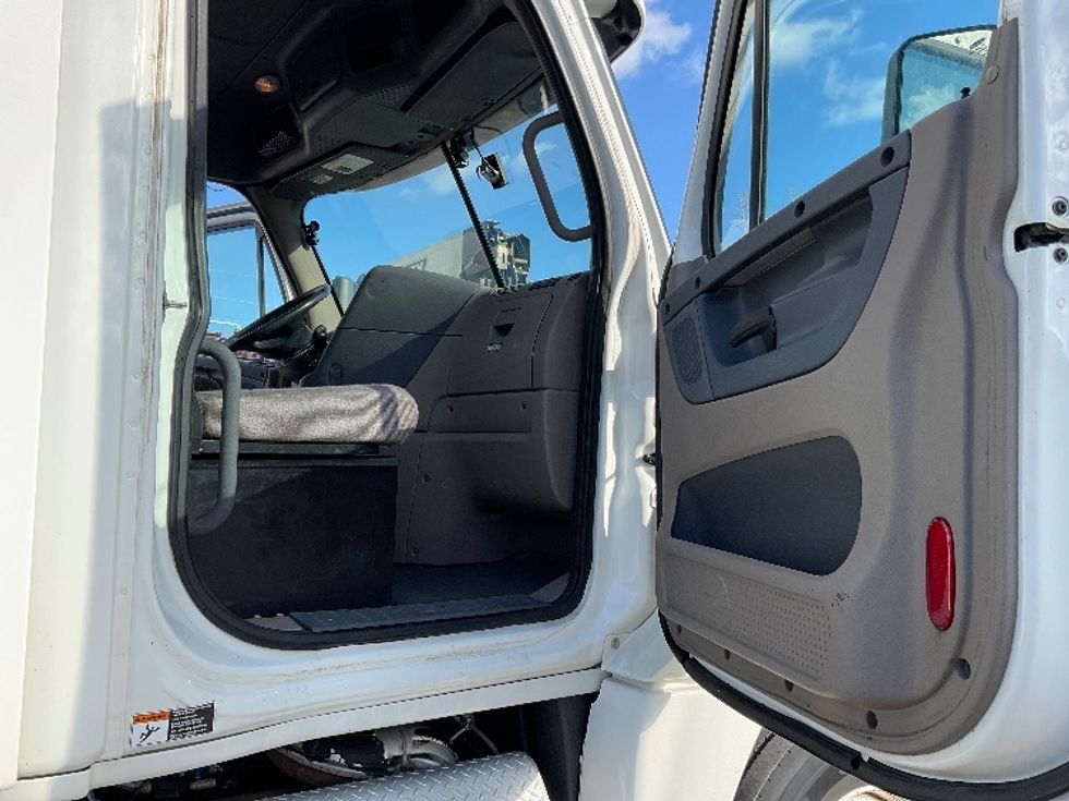 Day Cab Tractor-Heavy Duty Tractors-Freightliner-2018-Cascadia 12564ST-Lansing-MI-195,104\n\t\tmiles-$ 44,250 - Image 12