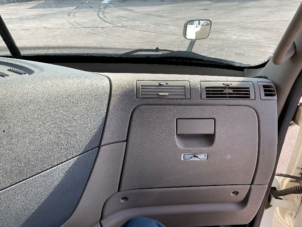 Day Cab Tractor-Heavy Duty Tractors-Freightliner-2018-Cascadia 12564ST-Lansing-MI-195,104\n\t\tmiles-$ 44,250 - Image 13