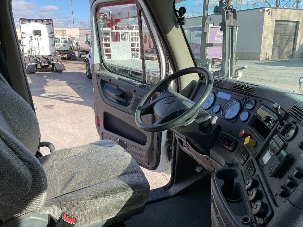 Day Cab Tractor-Heavy Duty Tractors-Freightliner-2018-Cascadia 12564ST-Lansing-MI-195,104\n\t\tmiles-$ 44,250 - Image 14