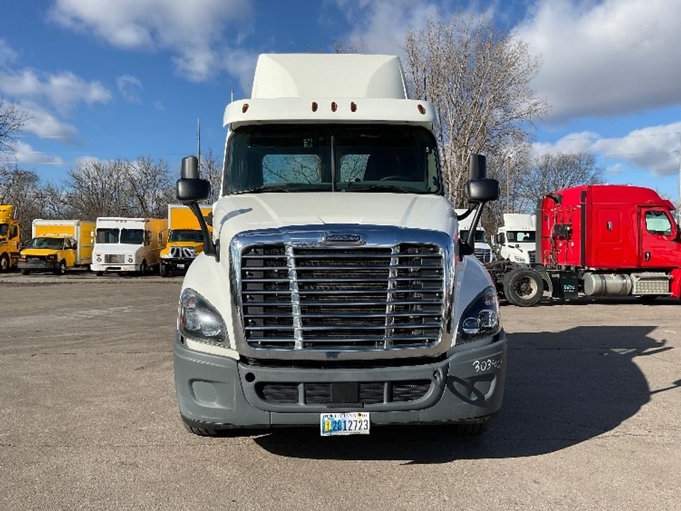 Day Cab Tractor-Heavy Duty Tractors-Freightliner-2018-Cascadia 12564ST-Lansing-MI-195,104\n\t\tmiles-$ 44,250 - Image 2