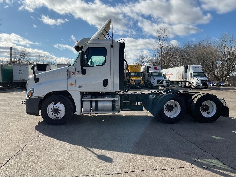 Day Cab Tractor-Heavy Duty Tractors-Freightliner-2018-Cascadia 12564ST-Lansing-MI-195,104\n\t\tmiles-$ 44,250 - Image 4