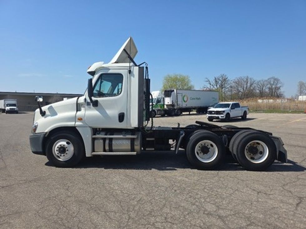 Day Cab Tractor-Heavy Duty Tractors-Freightliner-2018-Cascadia 12564ST-Lansing-MI-249,822\n\t\tmiles-$ 38,000 - Image 4