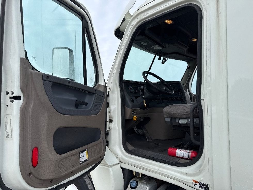 Day Cab Tractor-Heavy Duty Tractors-Freightliner-2018-Cascadia 12564ST-Lansing-MI-249,822\n\t\tmiles-$ 38,000 - Image 9