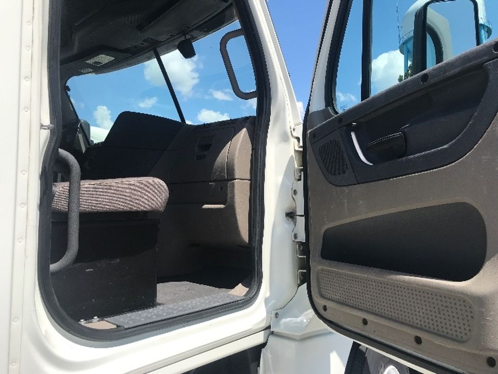 Day Cab Tractor-Heavy Duty Tractors-Freightliner-2018-Cascadia 12564ST-Lexington-SC-534,897\n\t\tmiles-$ 32,500 - Image 12