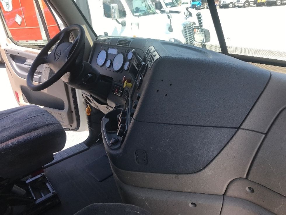 Day Cab Tractor-Heavy Duty Tractors-Freightliner-2018-Cascadia 12564ST-Lexington-SC-534,897\n\t\tmiles-$ 32,500 - Image 14