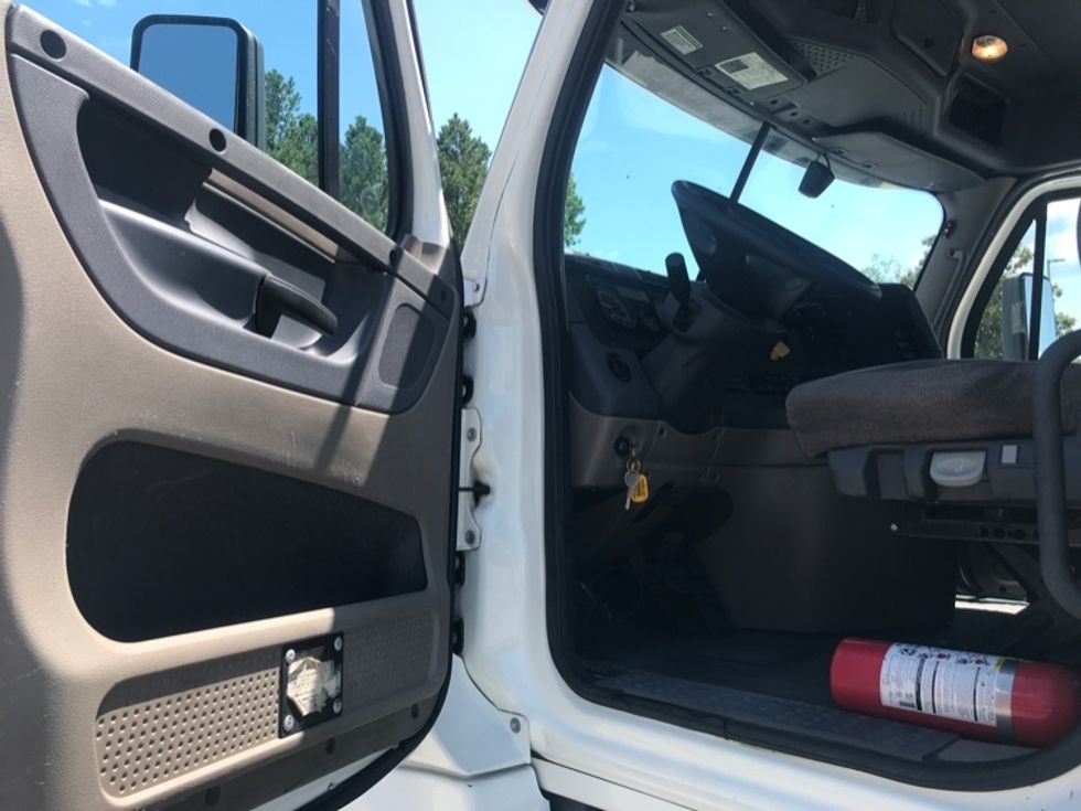 Day Cab Tractor-Heavy Duty Tractors-Freightliner-2018-Cascadia 12564ST-Lexington-SC-534,897\n\t\tmiles-$ 32,500 - Image 9