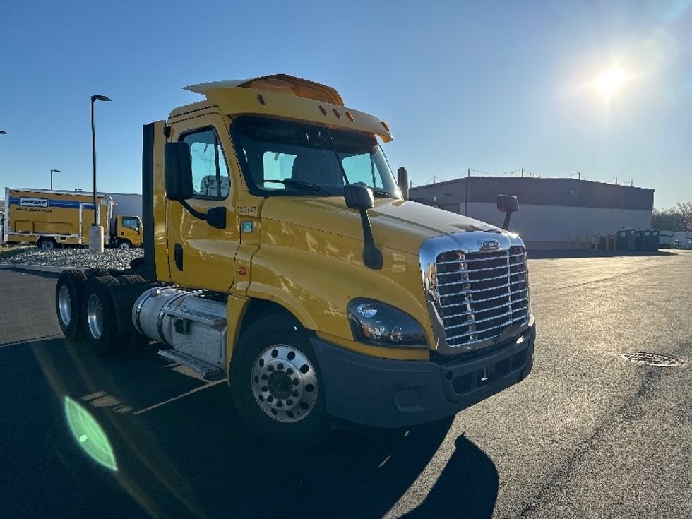 Day Cab Tractor-Heavy Duty Tractors-Freightliner-2018-Cascadia 12564ST-Linden-NJ-236,279\n\t\tmiles-$ 45,750 - Image 1