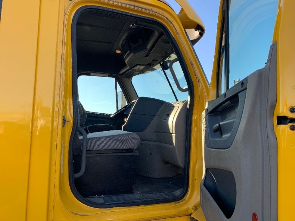 Day Cab Tractor-Heavy Duty Tractors-Freightliner-2018-Cascadia 12564ST-Linden-NJ-236,279\n\t\tmiles-$ 45,750 - Image 12