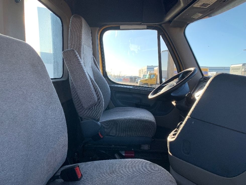 Day Cab Tractor-Heavy Duty Tractors-Freightliner-2018-Cascadia 12564ST-Linden-NJ-236,279\n\t\tmiles-$ 45,750 - Image 14